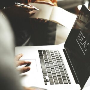 Laptop med texten ideas