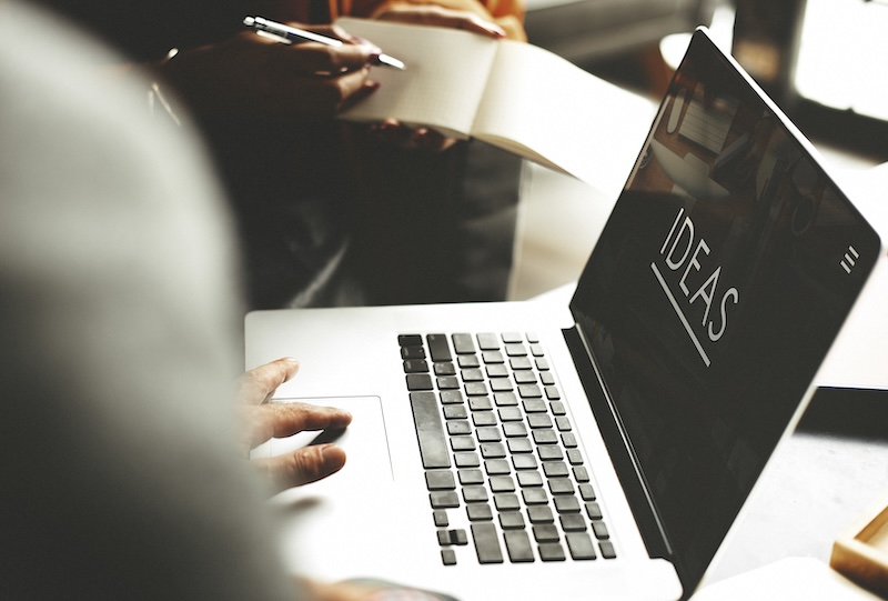 Laptop med texten ideas